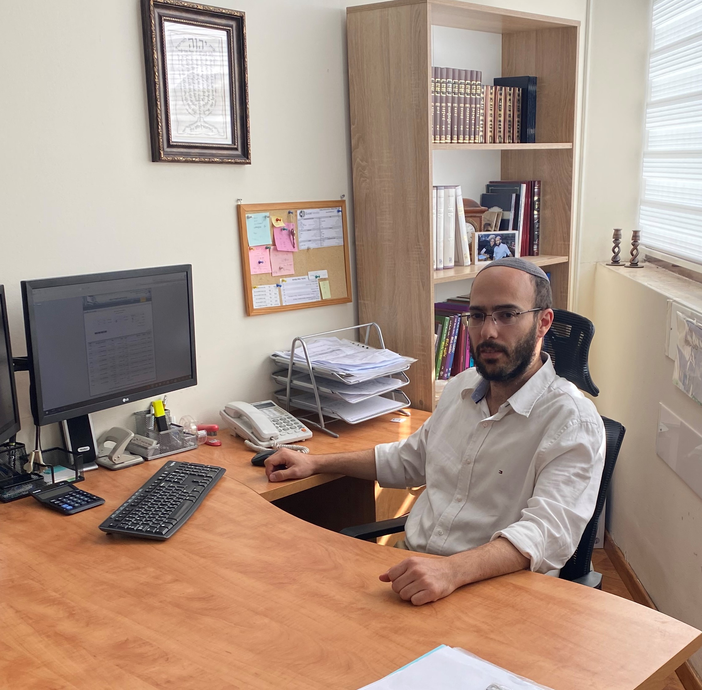 רואה חשבון יעקב אמסלם - מומחה למערכות מידע וניתוחים כלכליים